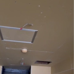 クロス張りの職人さんor電気工事の画像