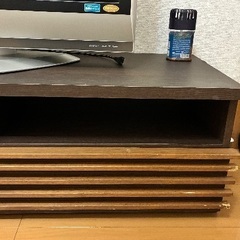 テレビとテレビ台の画像