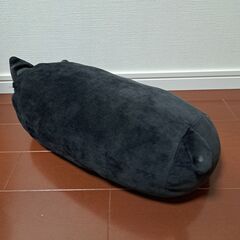 黒猫のクッションの画像