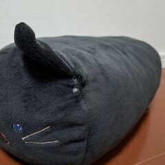 黒猫のクッションの画像
