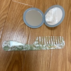 コスメブランドのアイテム　ブラシ　ミラーの画像