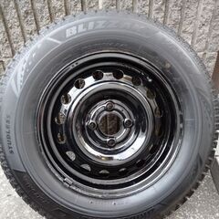 1シーズン走行のみ ブリヂストン 現行モデルのスタッドレスタイヤ＋ホイール付 ４本セットの画像