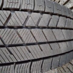 1シーズン走行のみ ブリヂストン 現行モデルのスタッドレスタイヤ＋ホイール付 ４本セットの画像