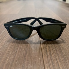 Ray-Ban Wayfarer ブラックサングラスの画像