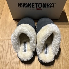 【売ります】ミネトンカ　ボアサンダル　24cmの画像