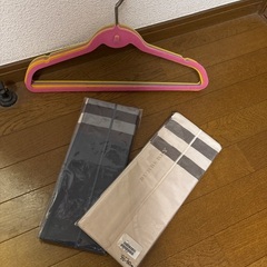 ハンガーとBurberry枕カバーの画像