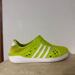 adidas サンダルの画像