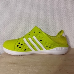 adidas サンダルの画像