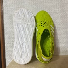 adidas サンダルの画像