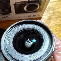 全てセットです。Canon EOS M5 EFｰM18−150 IS STM　箱・ケース・レンズ、フードの画像