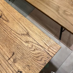 テーブルとベンチの画像