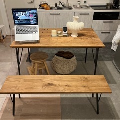 テーブルとベンチの画像