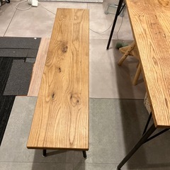テーブルとベンチの画像