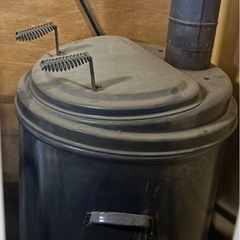  【未清掃で激安!】レトロ薪ストーブ 煙突付き 家庭用焼却炉 倉庫整理品の画像