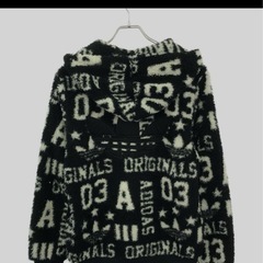 adidasニットロゴパーカーの画像