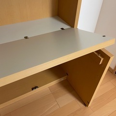 収納式デスク、本棚の画像