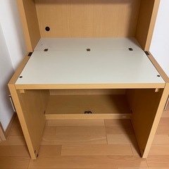 収納式デスク、本棚の画像