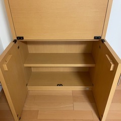 収納式デスク、本棚の画像