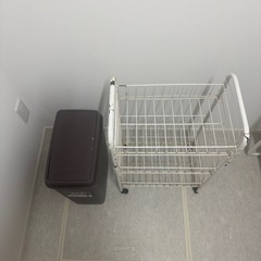 ゴミ箱とワゴンの画像