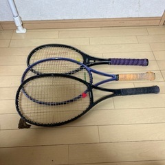硬式テニスラケットとヨネックスケースの画像