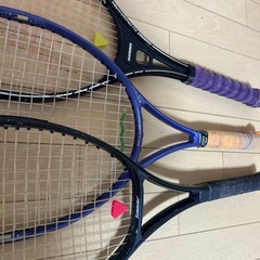 硬式テニスラケットとヨネックスケースの画像