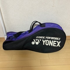 硬式テニスラケットとヨネックスケースの画像