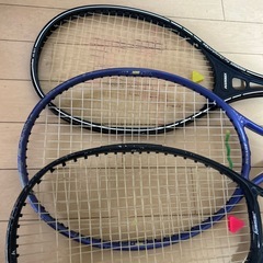 硬式テニスラケットとヨネックスケースの画像