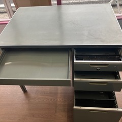 事務用デスクの画像