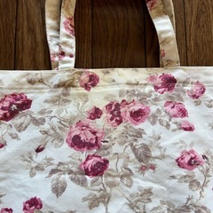 ローラアシュレイのバッグとエプロンの画像