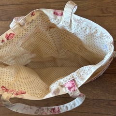 ローラアシュレイのバッグとエプロンの画像