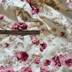 ローラアシュレイのバッグとエプロンの画像