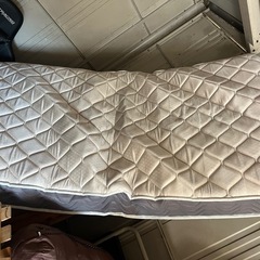 シングルベットフレームとマットレスの画像