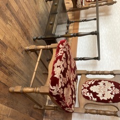 椅子、テーブルセットの画像