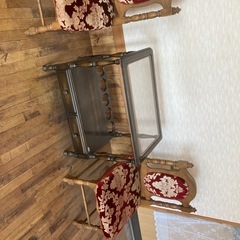 椅子、テーブルセットの画像