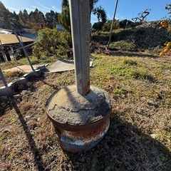 売り切れました　手作りの鉄柱と土台、5〜6本、もらってください！の画像