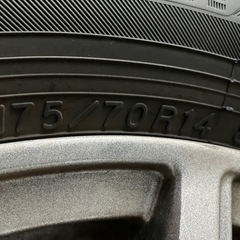 美品 ｽﾀｯﾄﾞﾚｽﾀｲﾔ(ﾎｲｰﾙなし)175/70R14の画像