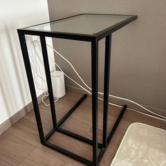 【IKEA】VITTSJÖ ラップトップスタンド ブラックブラウン/ガラス, 35x65 cmの画像