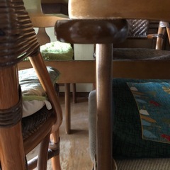 テーブルと椅子のセットの画像