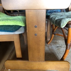 テーブルと椅子のセットの画像