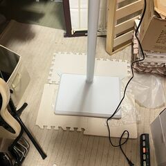 スタンド型 テレビボード 省スペース 軽量 テレビスタンド ホワイトの画像