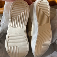 【新品】【土日限定】スリッポン　ビジュー　ラインストーン　ファー　ベージュ　23cm　レディース　スニーカー　カジュアルシューズ　秋冬　モコモコ　靴の画像