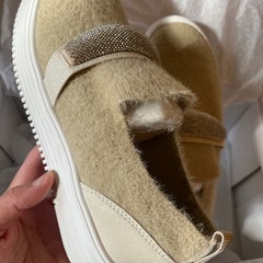 【新品】【土日限定】スリッポン　ビジュー　ラインストーン　ファー　ベージュ　23cm　レディース　スニーカー　カジュアルシューズ　秋冬　モコモコ　靴の画像