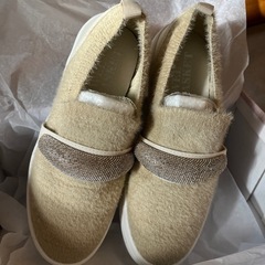 【新品】【土日限定】スリッポン　ビジュー　ラインストーン　ファー　ベージュ　23cm　レディース　スニーカー　カジュアルシューズ　秋冬　モコモコ　靴の画像