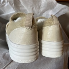【新品】【土日限定】スリッポン　ビジュー　ラインストーン　ファー　ベージュ　23cm　レディース　スニーカー　カジュアルシューズ　秋冬　モコモコ　靴の画像