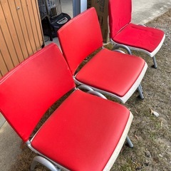 赤い椅子3脚
の画像