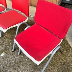 赤い椅子3脚
の画像