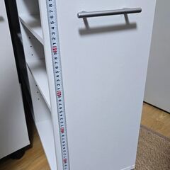 押し入れスライドラック６本（ワイド×４、スリム×２）、棚板各４枚付き（移動可能）、取っ手裏表付け替え可能の画像