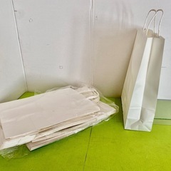 【新品】白無地　手提げ紙袋(マチ有り)の画像