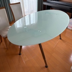 ガラステーブルの画像