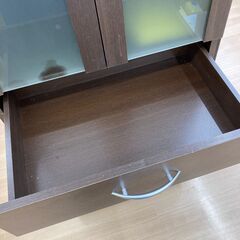 A-840【リユースのサカイ野々市店】ジモティ来店特価‼ 食器棚 木製 木目調 ブラウン クリーニング済みの画像
